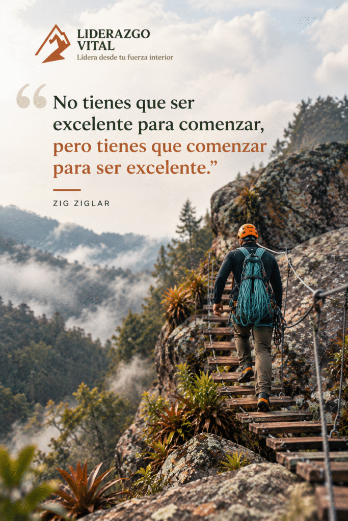 Escalador con casco naranja y cuerda al hombro sube por una escalera de madera tallada en la roca de una montaña con neblina, junto a la frase de Zig Ziglar: «No tienes que ser excelente para comenzar, pero tienes que comenzar para ser excelente».
