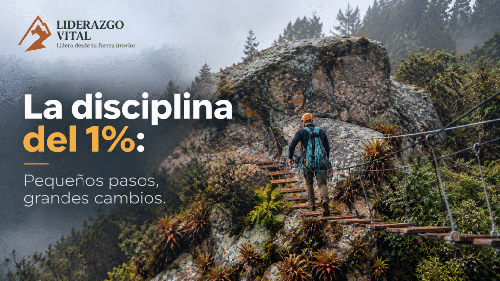 Excursionista con morral sube por un sendero de piedra en una montaña rocosa y brumosa, junto al texto «La disciplina del 1%: pequeños pasos, grandes cambios» de Liderazgo Vital.